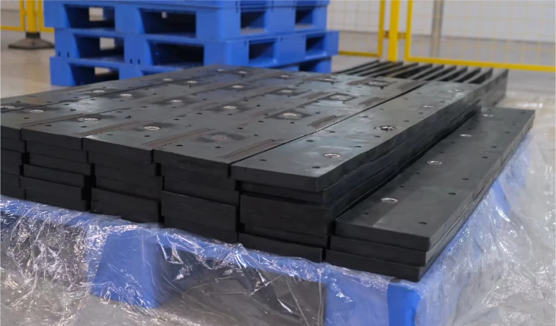 Full-length rubber-flex snow plow blade for commercial contractors